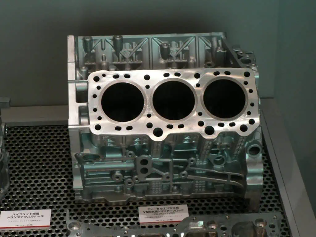 1. A fully closed cylinder block