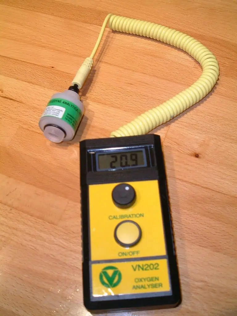 2. A diving breathing gas oxygen analyser