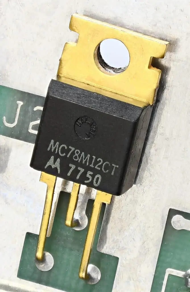 3. An integrated circuit voltage regulator