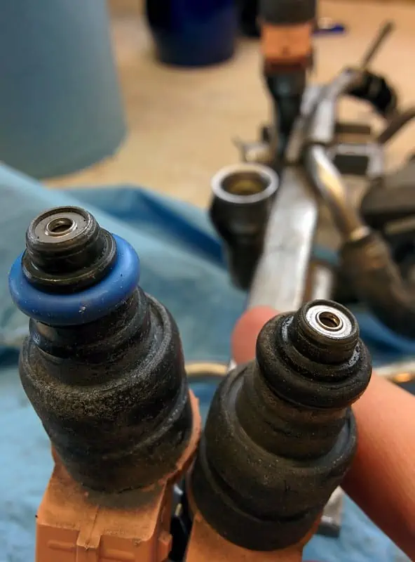 3. Worn out and new fuel injectors