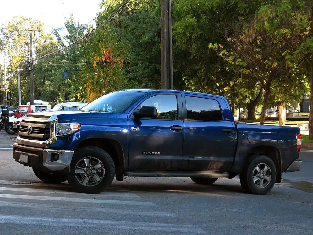 4. 2015 Toyota Tundra SR5 CrewMax in Chile